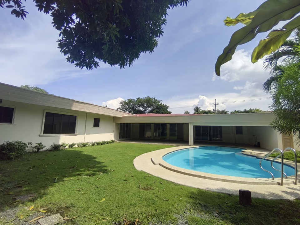 Villa For Rent in Urdaneta