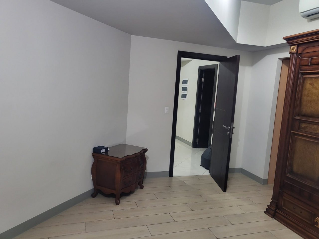 UPTOWN PARKSUITES
