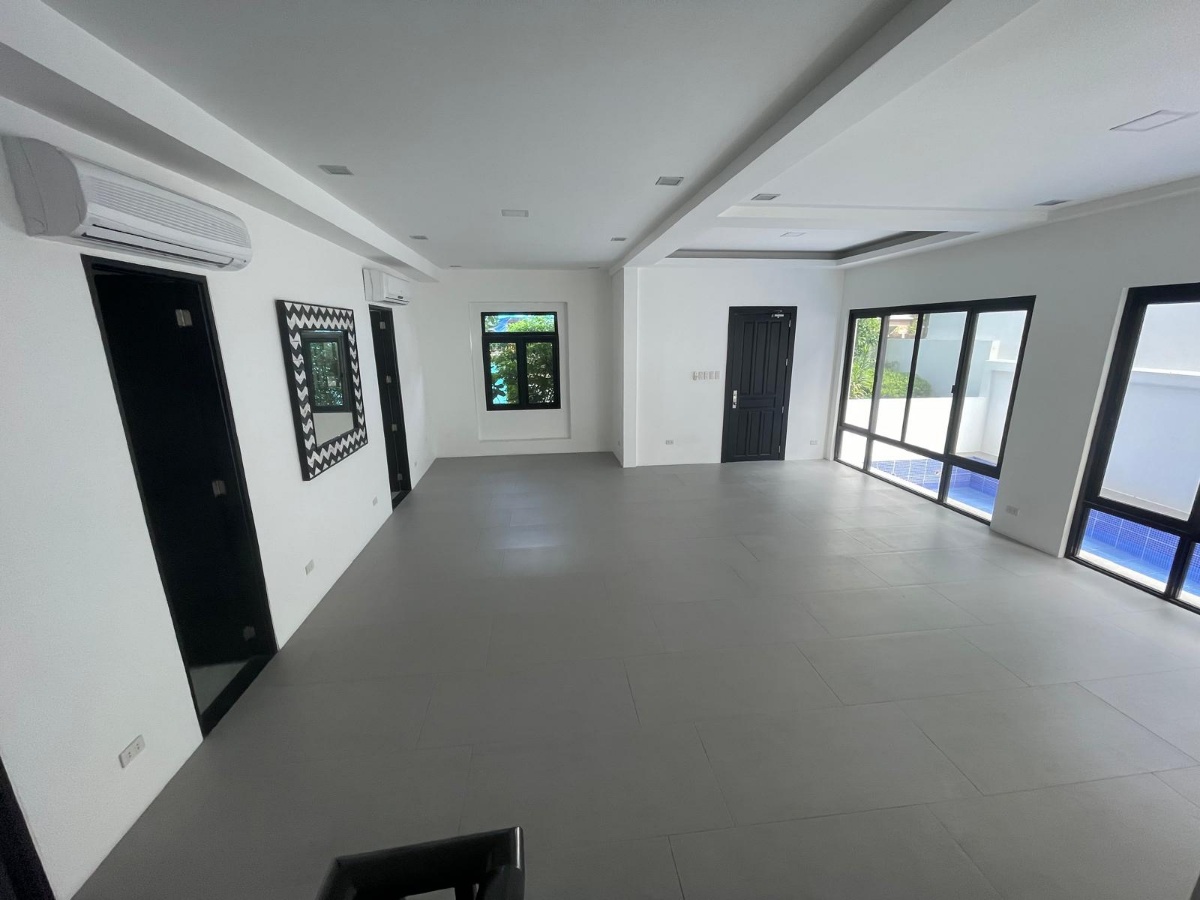 Villa For Rent in McKinley Hill