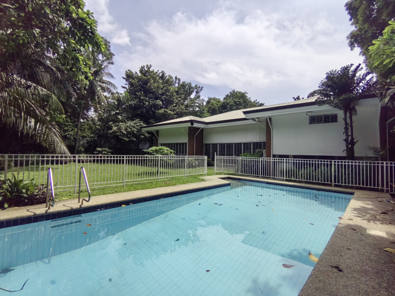 Villa For Rent in Dasmariñas