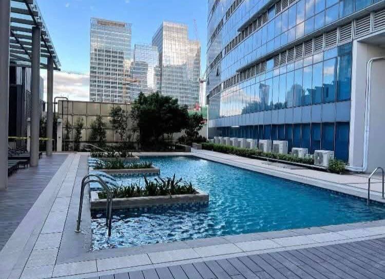 UPTOWN PARKSUITES