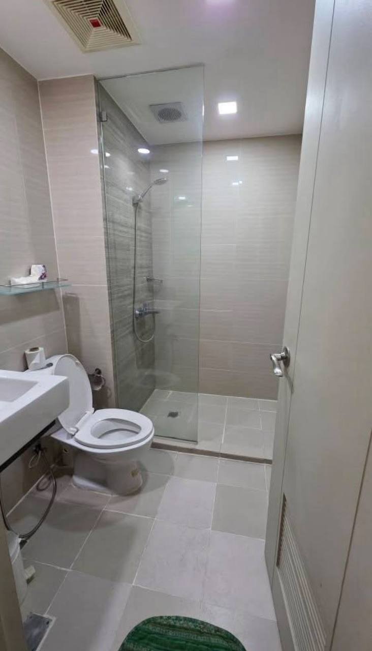 Apartment For Sale in McKinley Hill