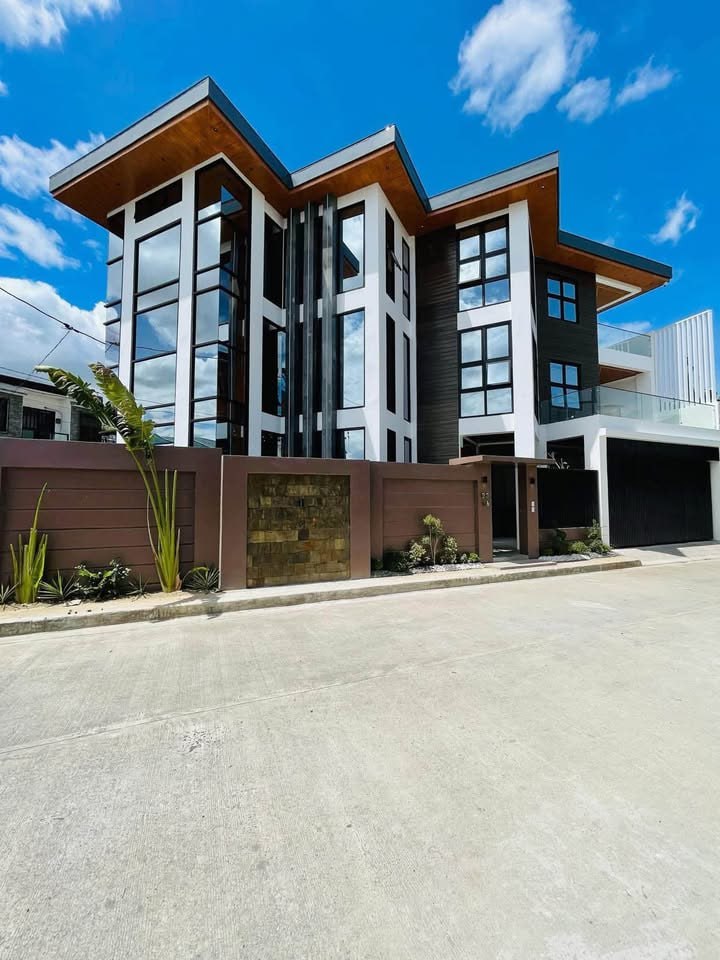 GREENWOODS EXECUTIVE VILLAGE