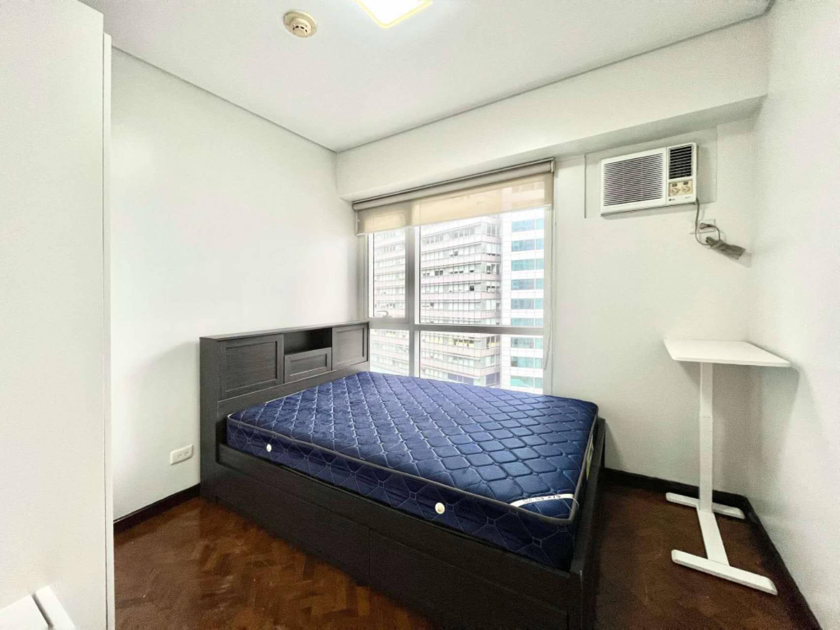 Condo For Rent in Legazpi Village