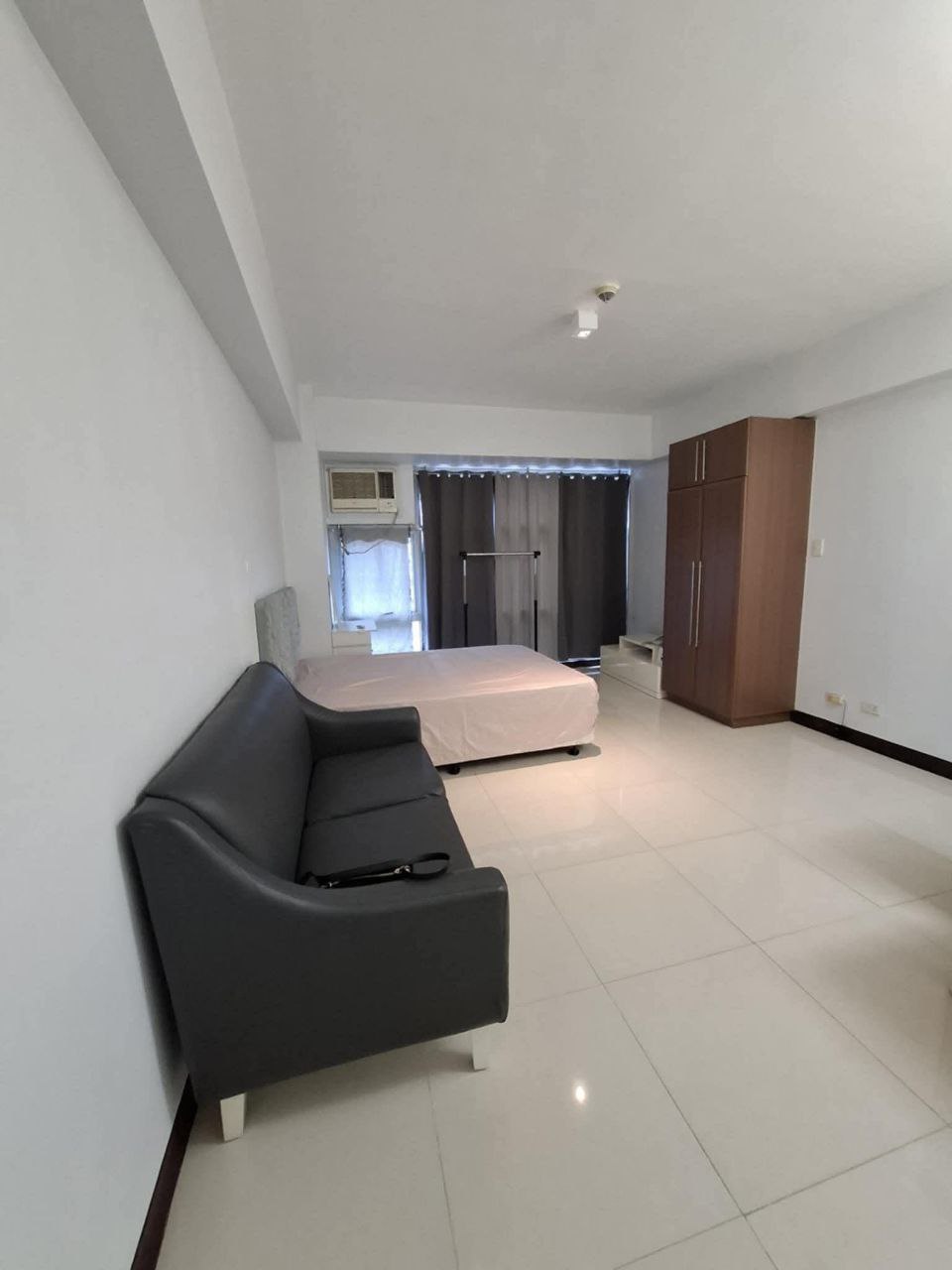 Condo For Rent in Legazpi Village