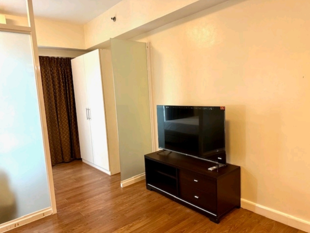 Condo For Rent in Legazpi Village