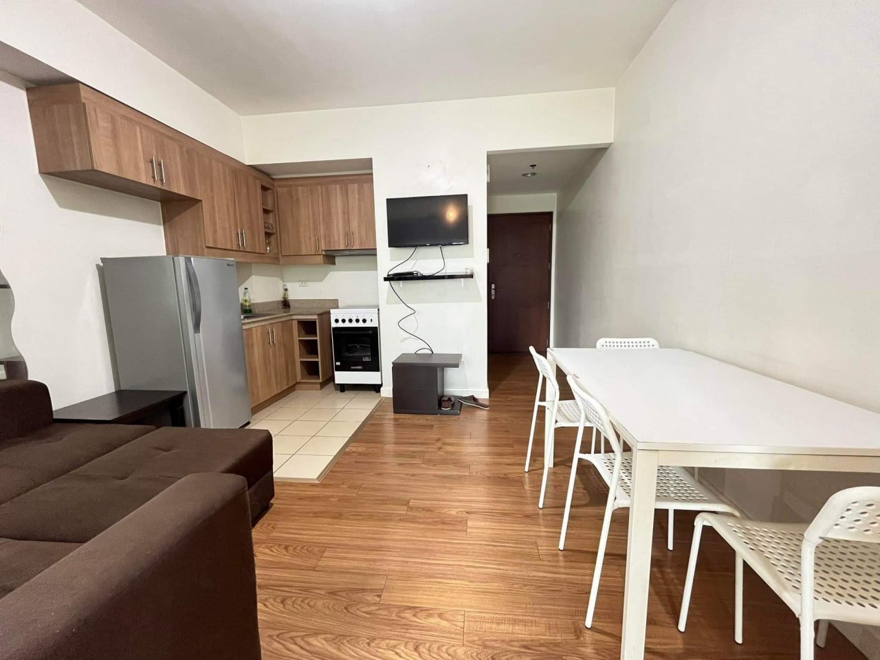 Condo For Sale in Legazpi Village