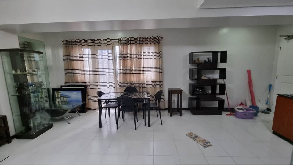 Condo For Rent in Legazpi Village