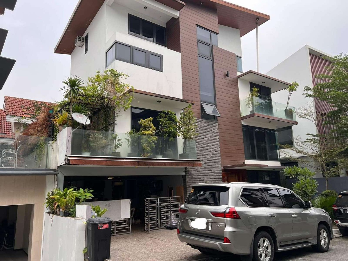 Villa For Rent in McKinley Hill