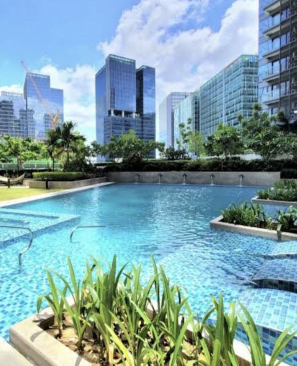UPTOWN PARKSUITES